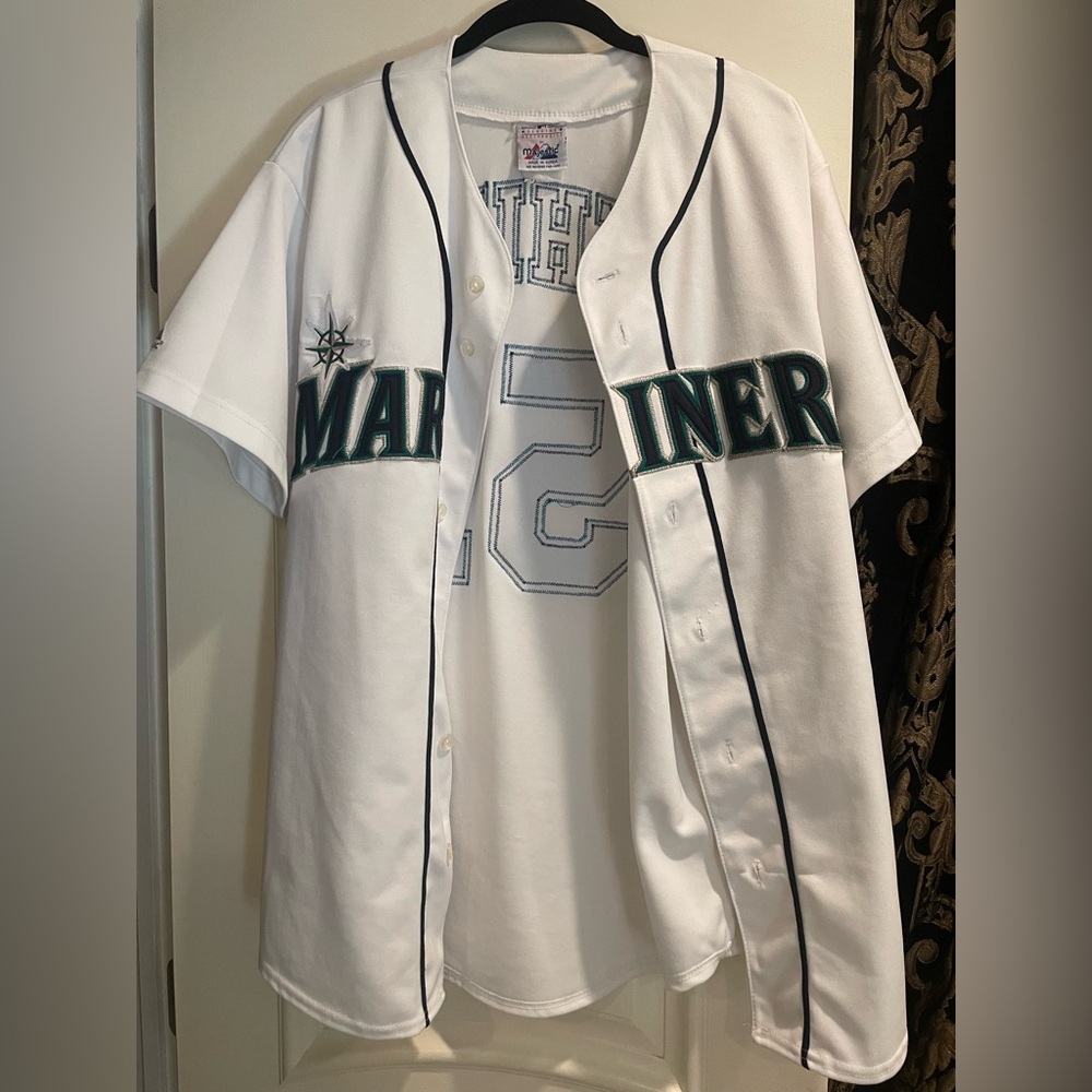 Authentic Ichiro Suzuki Mariners Jersey Size Large (USED, LIKE NEW)